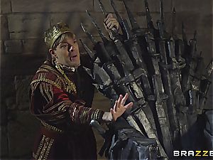 Daenerys Targaryen gets banged by Jon Snow on the metal Throne